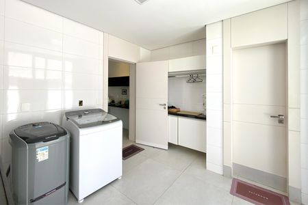 Casa de condomínio para alugar com 512m², 4 quartos e 6 vagasÁrea de Serviço