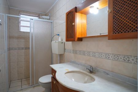 Banheiro  de apartamento para alugar com 1 quarto, 43m² em Vila Ipiranga, Porto Alegre