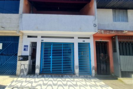 Casa para alugar com 90m², 2 quartos e 1 vagaFachada do imóvel com placa QuintoAndar 