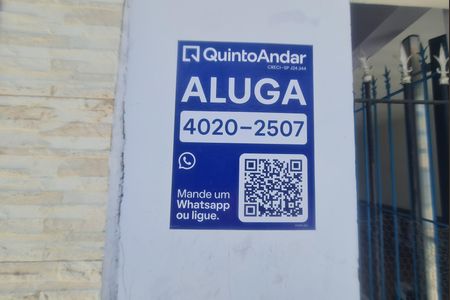 Casa para alugar com 90m², 2 quartos e 1 vagaFachada do imóvel com placa QuintoAndar 