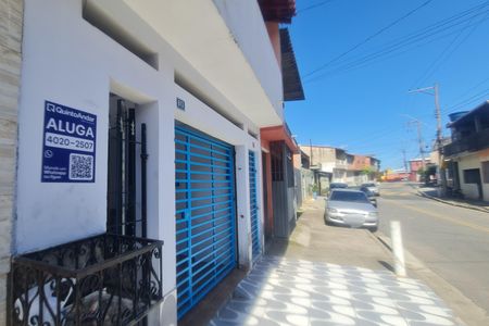 Casa para alugar com 90m², 2 quartos e 1 vagaFachada do imóvel com placa QuintoAndar 
