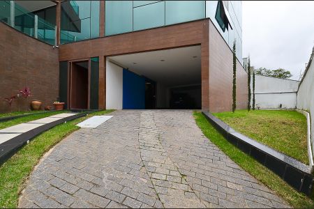 Casa à venda com 630m², 4 quartos e 5 vagasEntrada