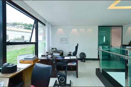 Casa à venda com 630m², 4 quartos e 5 vagasEscritório 1