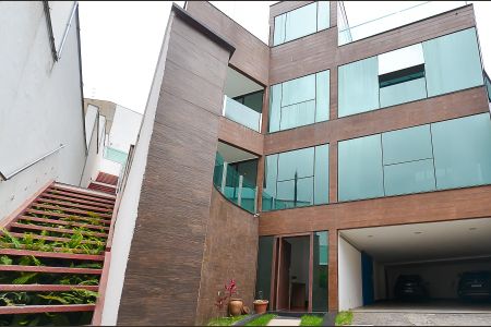 Casa à venda com 630m², 4 quartos e 5 vagasFachada