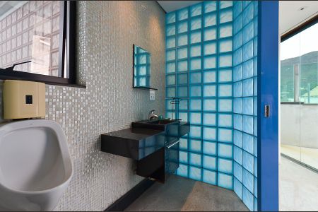 Casa à venda com 630m², 4 quartos e 5 vagasBanheiro Área da Piscina