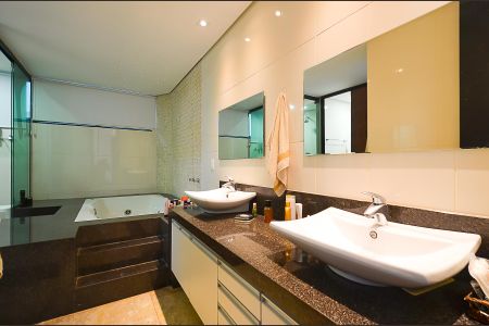 Casa à venda com 630m², 4 quartos e 5 vagasBanheiro Suíte 1