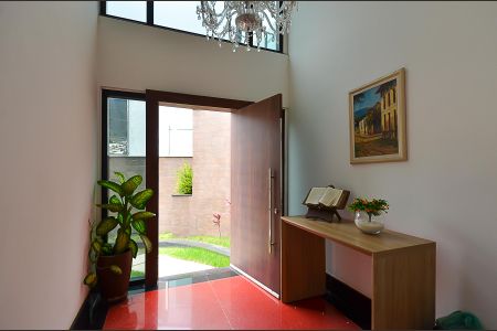 Casa à venda com 630m², 4 quartos e 5 vagasEntrada