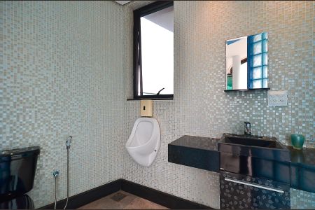 Casa à venda com 630m², 4 quartos e 5 vagasBanheiro Área da Piscina