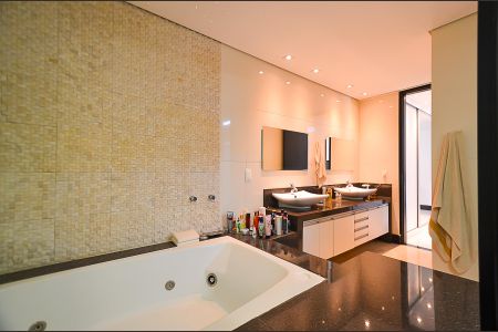 Casa à venda com 630m², 4 quartos e 5 vagasBanheiro Suíte 1