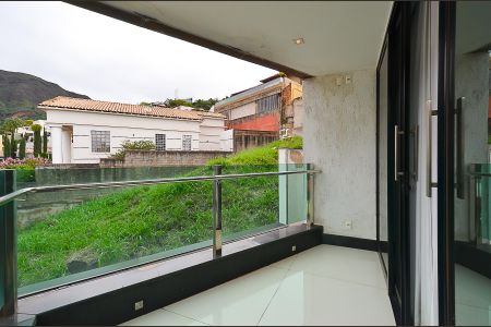 Casa à venda com 630m², 4 quartos e 5 vagasVaranda Suíte 1