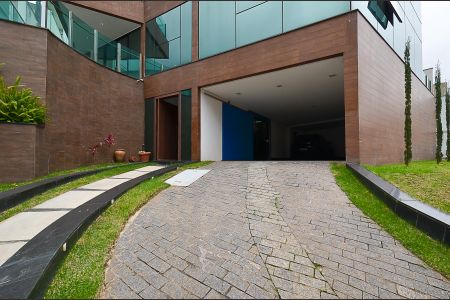 Casa à venda com 630m², 4 quartos e 5 vagasEntrada