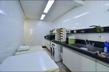 Casa à venda com 630m², 4 quartos e 5 vagasLavanderia