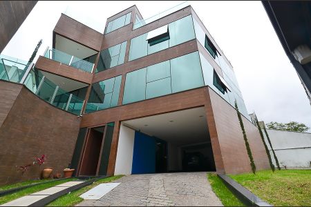 Casa à venda com 630m², 4 quartos e 5 vagasFachada