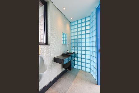 Casa à venda com 630m², 4 quartos e 5 vagasBanheiro Área da Piscina