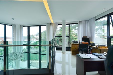 Casa à venda com 630m², 4 quartos e 5 vagasEscritório 1