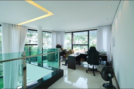 Casa à venda com 630m², 4 quartos e 5 vagasEscritório 1