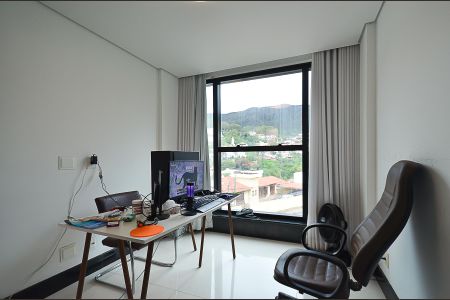 Casa à venda com 630m², 4 quartos e 5 vagasEscritório 2