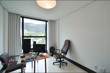 Casa à venda com 630m², 4 quartos e 5 vagasEscritório 2