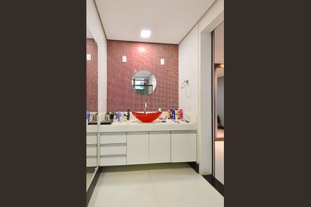 Casa à venda com 630m², 4 quartos e 5 vagasBanheiro Suíte 2