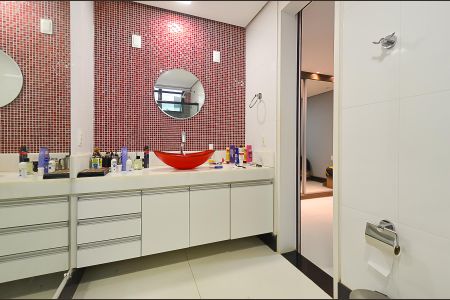 Casa à venda com 630m², 4 quartos e 5 vagasBanheiro Suíte 2