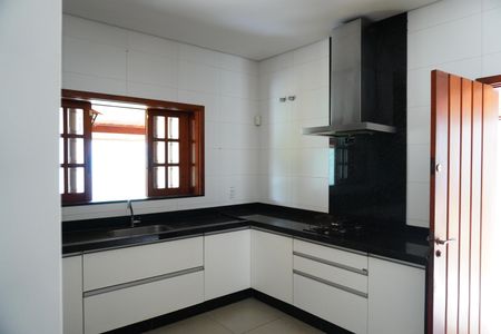 Casa para alugar com 468m², 5 quartos e 4 vagasCozinha