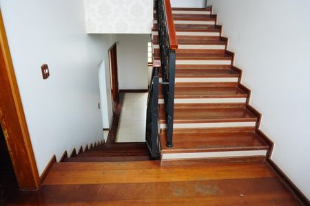 Casa para alugar com 468m², 5 quartos e 4 vagasEscada