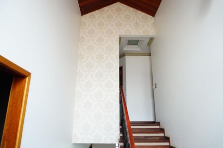 Casa para alugar com 468m², 5 quartos e 4 vagasEscada