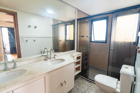 Apartamento à venda com 290m², 5 quartos e 3 vagasBanheiro da Suíte