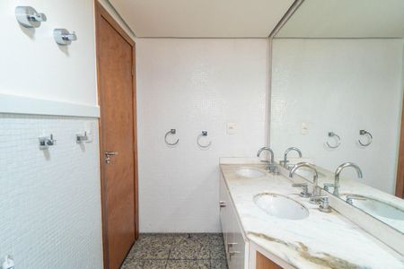 Apartamento à venda com 290m², 5 quartos e 3 vagasBanheiro da Suíte