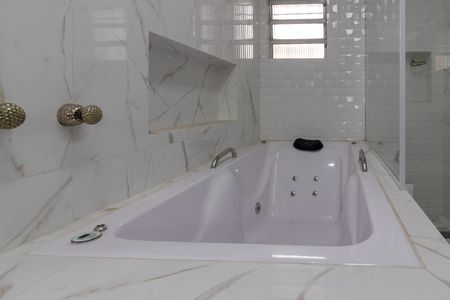 Casa para alugar com 188m², 4 quartos e 2 vagasBanheiro do Quarto 1 suíte 