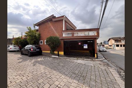 Casa para alugar com 188m², 4 quartos e 2 vagas Casa para alugar com 188m², 4 quartos e 2 vagasFachada