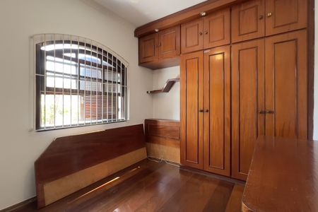 Casa à venda com 300m², 4 quartos e 2 vagas Casa à venda com 300m², 4 quartos e 2 vagasQuarto 2