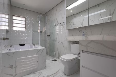 Casa à venda com 300m², 4 quartos e 2 vagas Casa à venda com 300m², 4 quartos e 2 vagasBanheiro da Suíte