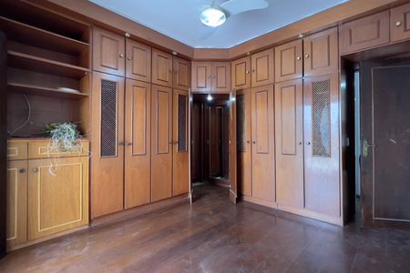 Casa à venda com 300m², 4 quartos e 2 vagas Casa à venda com 300m², 4 quartos e 2 vagasSuíte