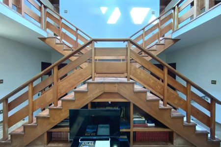 Casa à venda com 500m², 5 quartos e 4 vagasEscadas