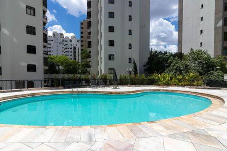 Apartamento para alugar com 190m², 3 quartos e 3 vagas Apartamento para alugar com 190m², 3 quartos e 3 vagasÁrea comum - Piscina