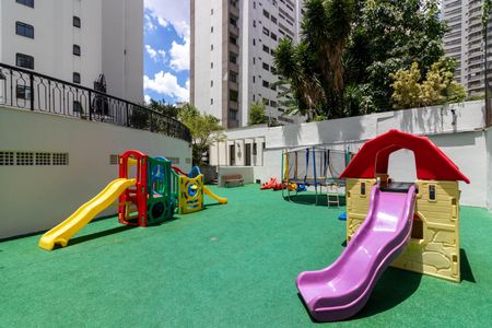 Apartamento para alugar com 190m², 3 quartos e 3 vagas Apartamento para alugar com 190m², 3 quartos e 3 vagasÁrea comum - Playground