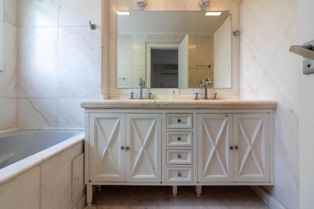 Apartamento para alugar com 190m², 3 quartos e 3 vagas Apartamento para alugar com 190m², 3 quartos e 3 vagasBanheiro da Suíte