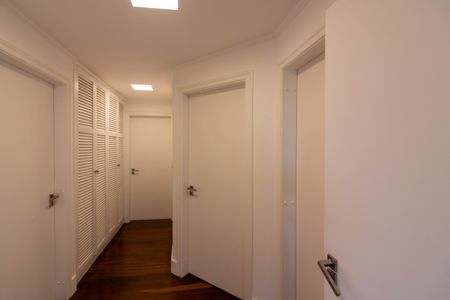 Apartamento para alugar com 190m², 3 quartos e 3 vagas Apartamento para alugar com 190m², 3 quartos e 3 vagasCorredor - Closet