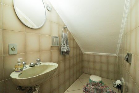 Casa à venda com 242m², 5 quartos e 2 vagas Casa à venda com 242m², 5 quartos e 2 vagasLavabo