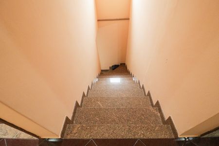 Casa à venda com 242m², 5 quartos e 2 vagas Casa à venda com 242m², 5 quartos e 2 vagasEscada 2