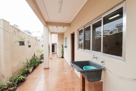 Casa à venda com 242m², 5 quartos e 2 vagas Casa à venda com 242m², 5 quartos e 2 vagasÁrea Externa e Área de Serviço