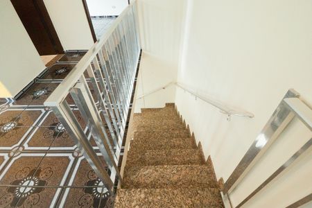 Casa à venda com 242m², 5 quartos e 2 vagas Casa à venda com 242m², 5 quartos e 2 vagasEscada 1