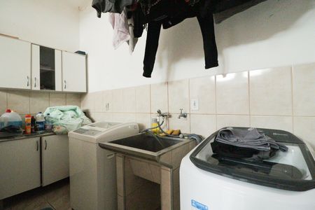 Casa à venda com 242m², 5 quartos e 2 vagas Casa à venda com 242m², 5 quartos e 2 vagasÁrea Externa e Área de Serviço