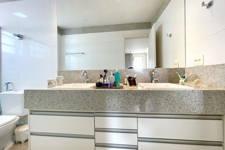 Apartamento para alugar com 280m², 3 quartos e 2 vagasBanheiro da Suíte 1