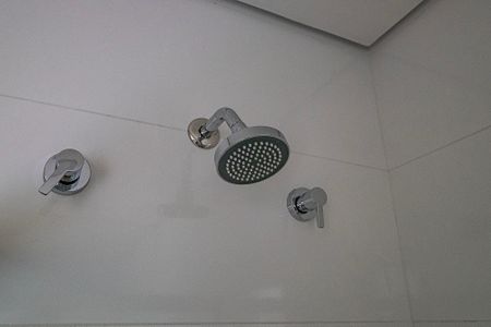 Banheiro de kitnet/studio para alugar com 1 quarto, 24m² em Pinheiros, São Paulo