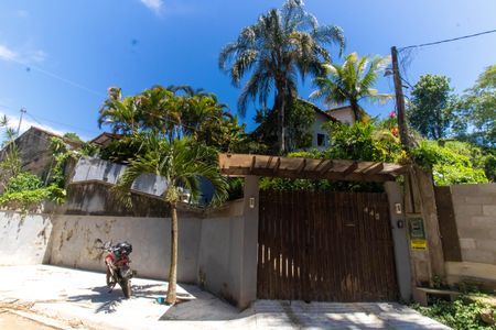 Casa à venda com 485m², 2 quartos e 2 vagas Casa à venda com 485m², 2 quartos e 2 vagasFachada