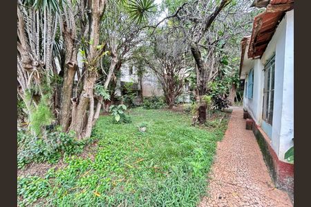 Casa à venda com 200m², 3 quartos e 5 vagas Casa à venda com 200m², 3 quartos e 5 vagasQuintal