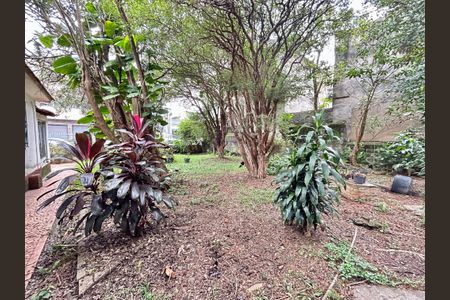 Casa à venda com 200m², 3 quartos e 5 vagas Casa à venda com 200m², 3 quartos e 5 vagasQuintal