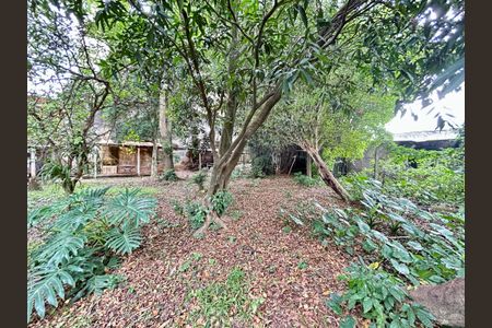 Casa à venda com 200m², 3 quartos e 5 vagas Casa à venda com 200m², 3 quartos e 5 vagasQuintal